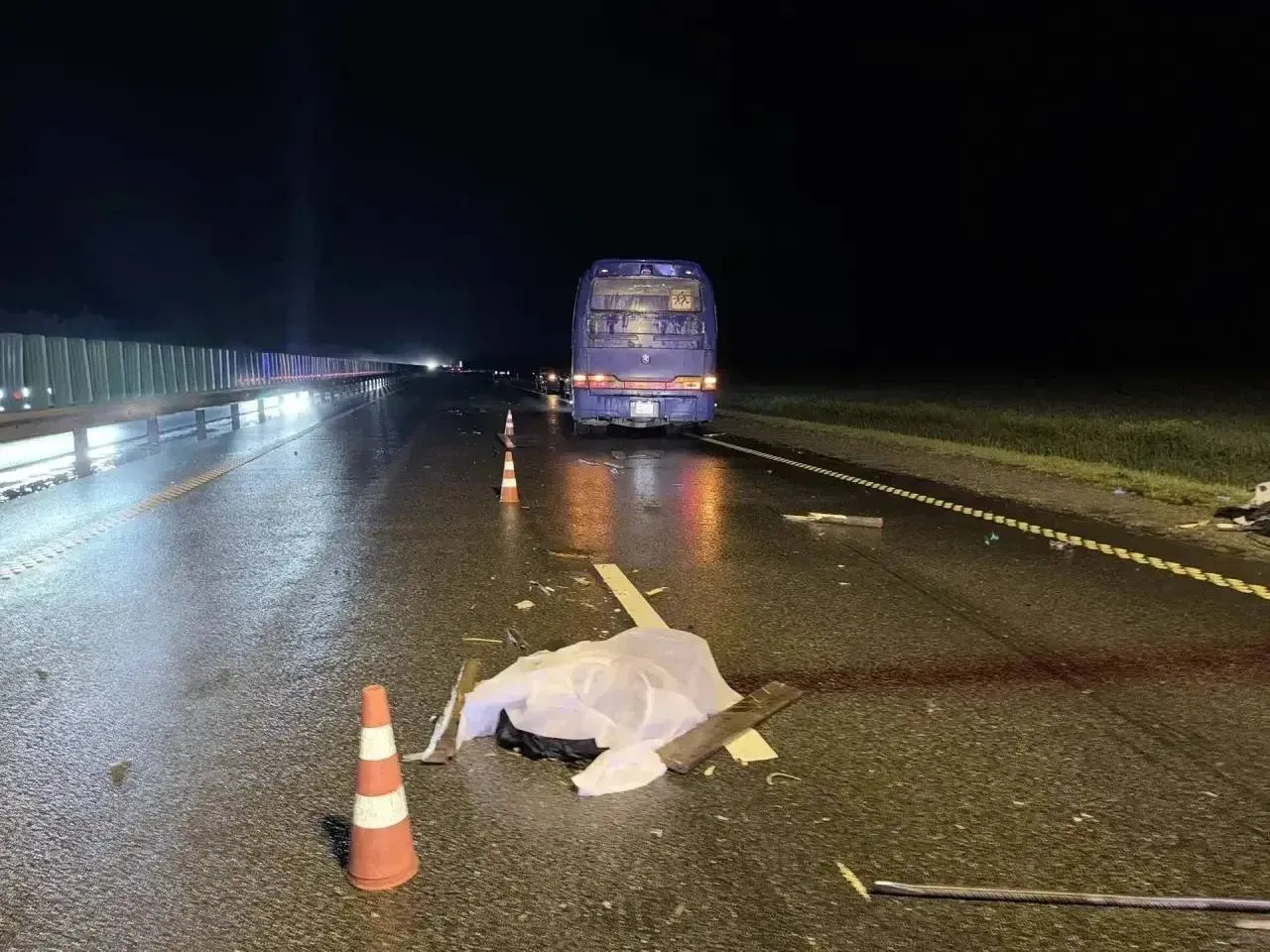 Трагедия на трассе Кавказ автобус догнал гужевую повозку водитель погиб В Гулькевичском районе произошло смертельное ДТП 56 летний водитель автобуса Киа не рассчитал безопасный интервал и врезался в гужевую повозку которая двигалась впереди Мужчина управлявший повозкой скончался на месте Его личность сейчас устанавливают Фото полиция Кубани Быть в курсе Мы в MAX