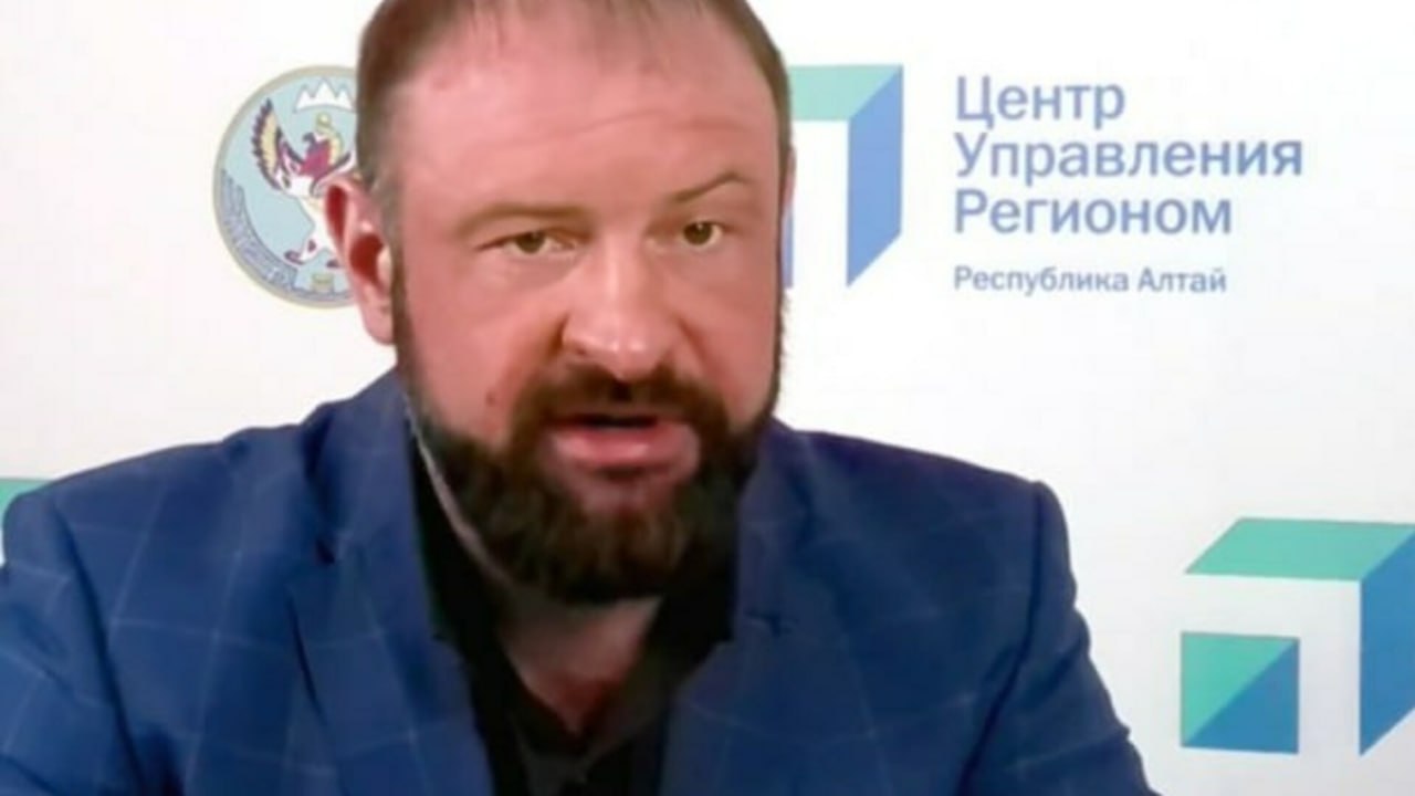 Силовики задержали бывшего замминистра строительства Республики Алтай Максима Гербета сообщают Новости Горного Алтая Гербет фигура в регионе малозаметная До назначения в республиканское правительство в 2023 году он работал в администрации губернатора Алтайского края и состоял в родстве с экс главой Бийского района Осенью текущего года его уволили с должности замминистра строительства после чего он возглавил строительную компанию Доброникум принадлежащую семье бизнесменов Вдовиных Что именно инкриминируют Гербету пока не раскрывается Фото Алтай главные новости тöс солундар