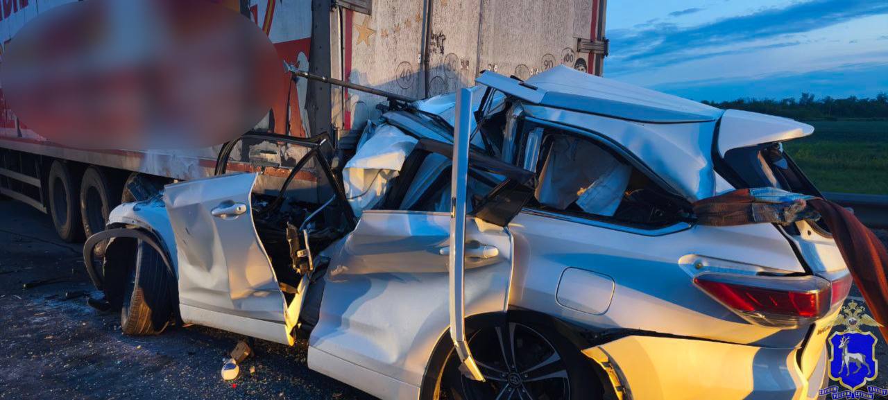 В Самарской области столкновение Toyota и грузовика привело к гибели водителя Согласно предварительной информации, около 1:30 ночи 51-летний водитель автомобиля Toyota Highlander направлялся по трассе М-5 "Урал" из Уфы в сторону Самары. Во время движения он врезался в грузовик марки Ford вместе с прицепом, которым управлял 23-летний молодой человек. К сожалению, водитель внедорожника погиб сразу же на месте аварии. Сейчас полицейские устанавливают все обстоятельства ДТП. : ГУ МВД России по Самарской области