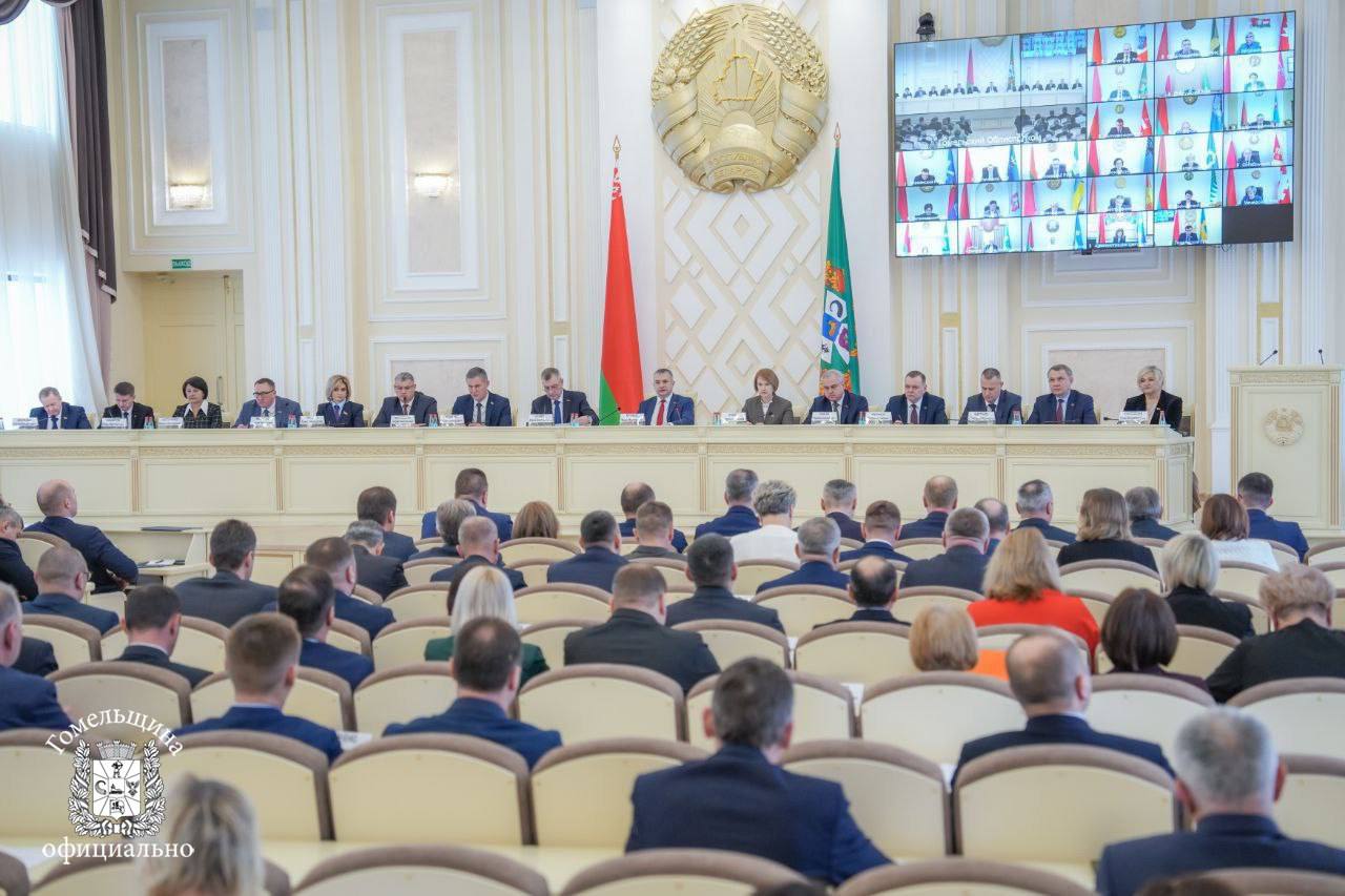 Итоги социально экономического развития Гомельской области в 2025 году и задачи на 2026 год рассматривают на заседании облисполкома Как отметил губернатор Иван Крупко 2025 год область завершила с достойным результатом валовой региональный продукт вырос на 2 4 что позволило Гомельской области наравне с Минском выйти в лидеры по темпам роста в стране а экономический рост напрямую конвертируется в повышение качества жизни населения Мы подводим итоги первого года пятилетки качества и работаем в русле решений принятых на Всебелорусском народном собрании Принцип конкретность ответственность за результат ориентация на человека должен лежать в основе всей нашей дальнейшей работы Участие в заседании принимают управляющий делами Президента Беларуси уполномоченный Главы государства в Гомельской области Юрий Назаров помощник Президента инспектор по Гомельской области Руслан Пархамович член Совета Республики председатель областного Совета депутатов Екатерина Зенкевич