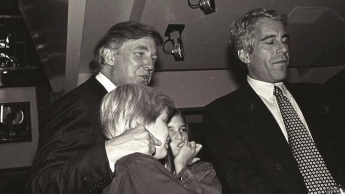 США. Трамп выдал своим избирателям по лиловому леденцу. Он не будет выполнять одно из своих ключевых предвыборных обещаний, на котором мощно хайпанул. Список Джеффри Эпштейна, куда Педофил вся США скрупулёзно записывал своих клиентов - любителей попользовать несовершеннолетних, опубликован не будет. Этого документа вообще нет. Об этом вчера бодро заявили сразу Минюст США и ФБР. Так и сказали, Эпштейн самоубился, а списка клиентов у него никогда не было. Всем по лиловому леденцу, сосите на здоровье. В общем, был ли Трамп в этом списке, не был ли он там, никто уже не узнает. Да и списка-то нет. Вон, по телеку сказали