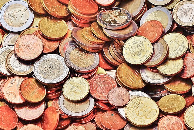 Болгарский народный банк начинает выпуск коллекционных монет с номинальной стоимостью в евро Монетная программа на текущий год предусматривает выпуск одной золотой трех серебряных и одной медной монеты Номинал золотой монеты 100 евро Она будет посвящена святому Иоанну Рильскому и ожидается в октябре   Серебряные монеты номиналом 10 евро будут посвящены следующим темам 125 лет электрическим трамваям в Болгарии 150 лет Апрельскому восстанию и Преображенский монастырь Коллекционеры смогут приобрести их соответственно в январе апреле и августе Медная монета номиналом 5 евро будет посвящена 150 летию со дня рождения одного из самых знаменитых болгарских актеров Крыстьо Сарафова и выйдет в марте