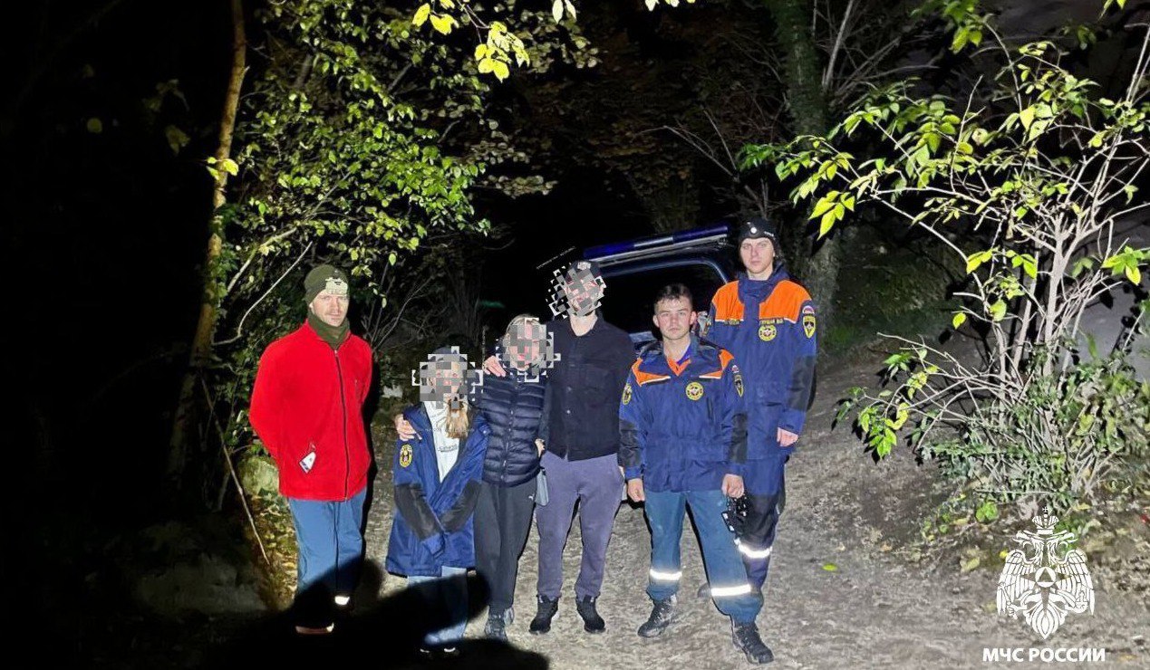 В Бахчисарайском районе спасли троих людей заблудившихся в горах По информации ГУ МЧС России по Крыму это произошло в районе горы Мангуп Кале Спасатели быстро нашли людей и эвакуировали их в безопасное место В медпомощи они не нуждались