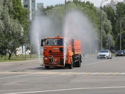 Фонтаны на колёсах выедут на дороги Красноярска в день Ивана Купала. Для общей радости машины коммунальщиков будут кататься по городу и запускать водицу. Веселиться собираются на маршруте Николаевский проспект → ул. Дубровинского → ул. Перенсона → Коммунальный мост. Ивент запланирован на 14:30 и продлится до 16:00.