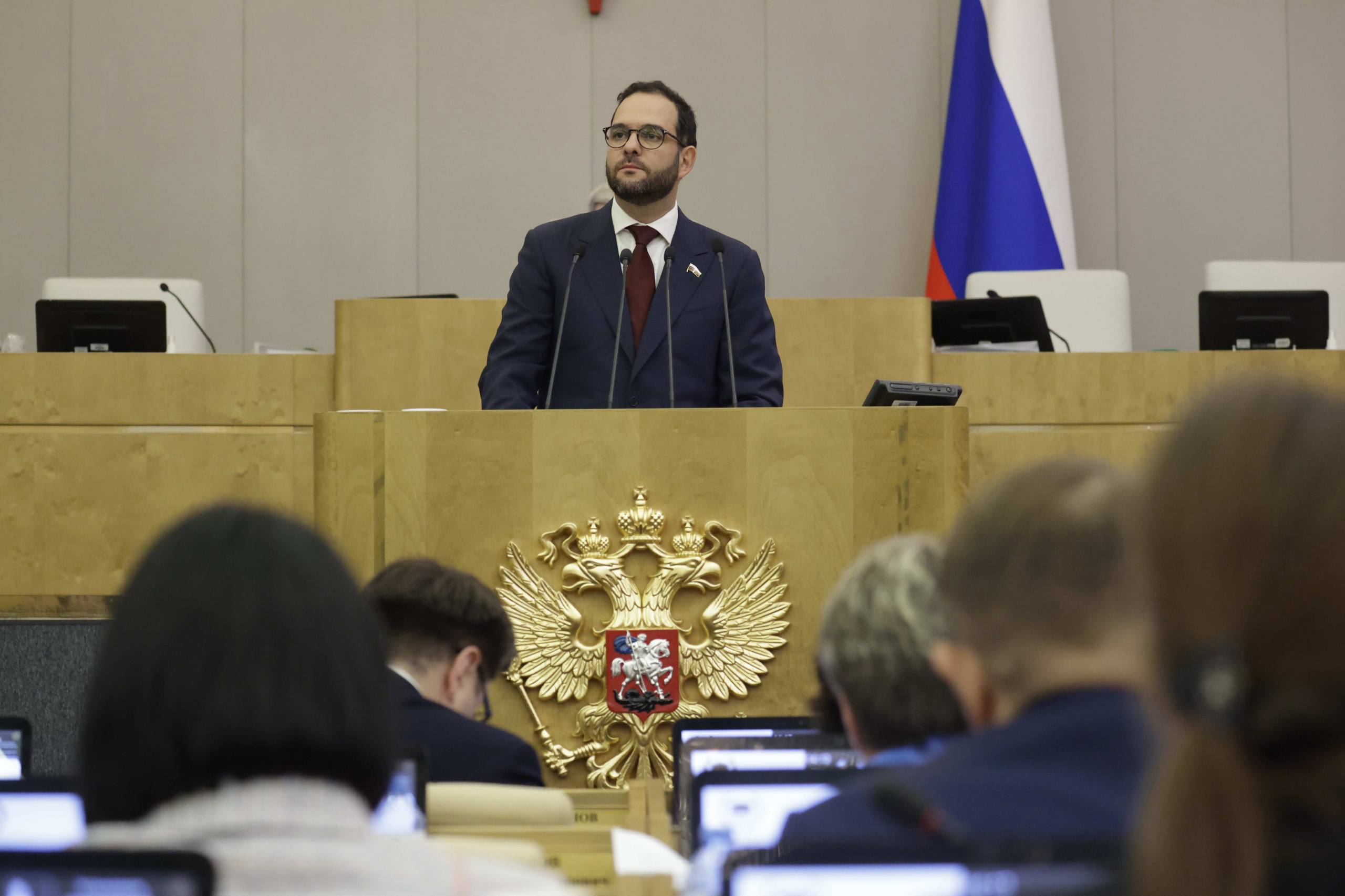 Во втором и третьем чтениях сегодня принят законопроект направленный на совершенствование нормативно правового регулирования в сфере обращения генетических данных человека в том числе полученных в ходе проведения популяционных генетических и иммунологических исследований Предлагаемые документом механизмы обеспечивают сохранность и защиту генетических данных наших граждан что крайне важно для национальной безопасности Кроме того создается система контроля за обращением таких генетических данных Высказывал свою точку зрения в этом посте Во время работы над законопроектом Правительством были внесены поправки к документу Так вводится понятие генетических данных человека конкретизируется определение популяционных генетических и иммунологических исследований Также в рамках Порядка который разработает Правительство допускается международное сотрудничество в соответствии с законодательством РФ