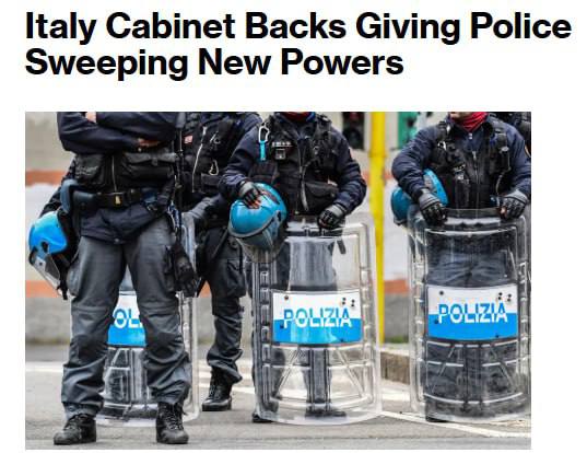 Правительство Италии приняло декрет наделяющий полицию правом задерживать подозреваемых протестующих на срок до  12 часов перед демонстрациями Bloomberg Законодательство последовало за жестокими столкновениями в Турине в минувшие выходные в результате которых более 100 полицейских получили ранения во время митинга радикально левых сил Лидеры оппозиции назвали эту меру серьезным нарушением конституционного права на проведение демонстраций накануне запланированных протестов на Зимних Олимпийских играх Топор Live Подписаться