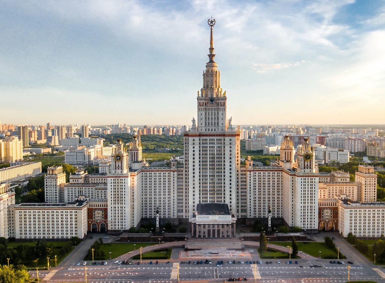 Поступить в столичные вузы теперь будет сложнее — Минобрнауки урезало количество бюджетных мест в Москве и Петербурге, перераспределив их в пользу регионов  Теперь 73% бесплатных мест достанутся университетам за пределами двух столиц, включая новые субъекты РФ.  Власти уверены, что такой шаг поможет удержать молодёжь на местах, делая акцент на инженерных, IT-, медицинских и сельскохозяйственных направлениях. А вот стоимость обучения в московских и петербургских университетах продолжает расти, превращая мечту о столичном дипломе в всё более дорогое удовольствие.  Новости Дня