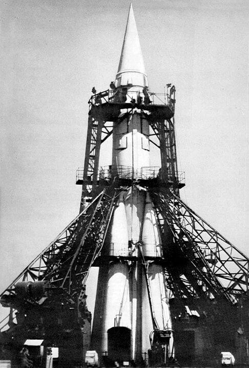 21 августа 1957 года со стартовой площадки 5 го научно исследовательского испытательного полигона Минобороны СССР ныне космодром Байконур был произведён четвёртый по счёту и первый успешный запуск межконтинентальной баллистической ракеты Р 7 разработки ОКБ 1 под руководством Сергея Павловича Королёва Четвёртая по счёту семёрка Изделие 8К71 М1 8 повела себя как надо Головная часть ракеты достигла цели полигона Кура на Камчатке но при входе в плотные слои атмосферы сгорела Создание совершенно нового вида оружия далось высокой ценой из 30 испытательных запусков девять были аварийными Но результат стоил понесённых колоссальных затрат На базе ракеты Р 7 создано более 20 модификаций в том числе Спутник и Спутник 3 для вывода на орбиту искусственных спутников Земли Луна для запуска космических аппаратов к Луне Восток Союз и Союз 2 для пилотируемых миссий Молния для запуска спутников и ряд других Семёрка стала самой массовой ракетой XX века