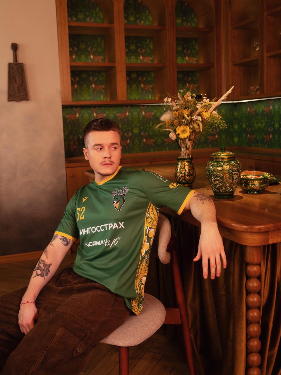 Стало известно как будет выглядеть единая игровая форма в которой семь спортивных клубов Нижегородской области проведут ближайшие матчи Проект Вместе за Нижний в этом году пройдет уже в пятый раз Суть проекта в том что в честь Дня народного единства нижегородские клубы проводят домашние матчи в единой форме разработанной специально к этой дате В 2025 году в проекте принимают участие семь команд ФК Пари Нижний Новгород БК Пари Нижний Новгород ХК Торпедо ХК Старт ВК Горький мини футбольные клубы Торпедо и Норманочка В этом году форма посвящена многообразию хохломы Впервые у каждого клуба будет собственное уникальное визуальное решение иллюстрирующие общую идею Например орнамент знаменитой коллекции Ландыши созданный для певицы Людмилы Зыкиной стал основой для формы мужского мини футбольного клуба Торпедо В композиции преобладает цвет свежей травы золото листьев и белых распускающихся ландышей Фотосессия проекта состоялась в семи ресторанах Нижнего Новгорода Проект реализуют АНО Центр 800 АНО Хохлома АНО Центр управления и развития спорта в Нижегородской области совместно со спортивными клубами региона при поддержке министерства спорта и министерства туризма и промыслов Нижегородской области Фото и видео предоставлено организаторами проекта