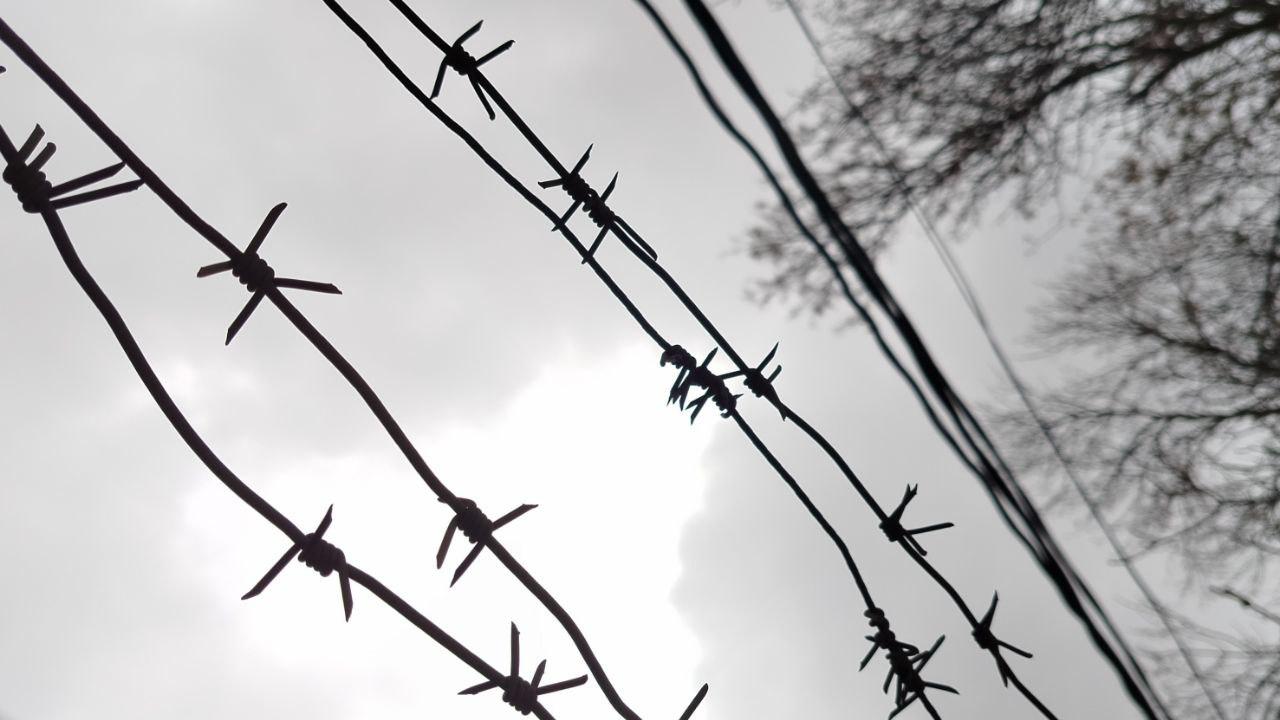 Сотрудников интим-салона осудили в Краснодаре На скамье подсудимых оказались шесть девушек и супружеская пара. Все они с 2019 по 2022 год работали в салоне с говорящим названием «Нирвана», где предоставляли услуги интимного характера — строго за деньги. Руководил «бизнесом» единственный мужчина в компании — он решал все организационные вопросы. Помогала ему супруга, которая исполняла обязанности администратора. Девушки были сотрудницами салона. Суд признал всех виновными в организации занятия проституцией. Четверо — также в вовлечении других в «карьеру». — Судом с учетом всех обстоятельств виновным назначены наказания в виде лишения свободы на сроки от 1 года и 6 месяцев условно до 2 лет в колонии общего режима, — сообщили в судах Кубани. Телеканал «Краснодар»