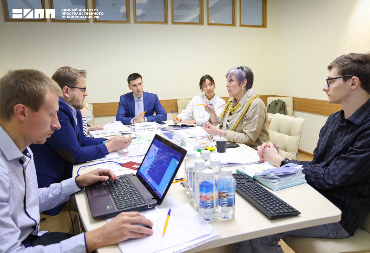 Проекты развития Токмакского округа здравоохранение спорт образование и социальная сфера Специалисты Единого института пространственного планирования РФ предложили разработки генерального плана Токмакского муниципального округа Запорожской области В серии рабочих встреч приняли участие представители администрации округа заместитель главы Администрации Вита Провандовская и и о начальника отдела АПК и земельно имущественных отношений Александр Кириченко Отдельным пунктом выделены ремонтно восстановительные работы зданий муниципальных учреждений районного центра занятости Пенсионного фонда управления социальной защиты и центра социального обслуживания населения