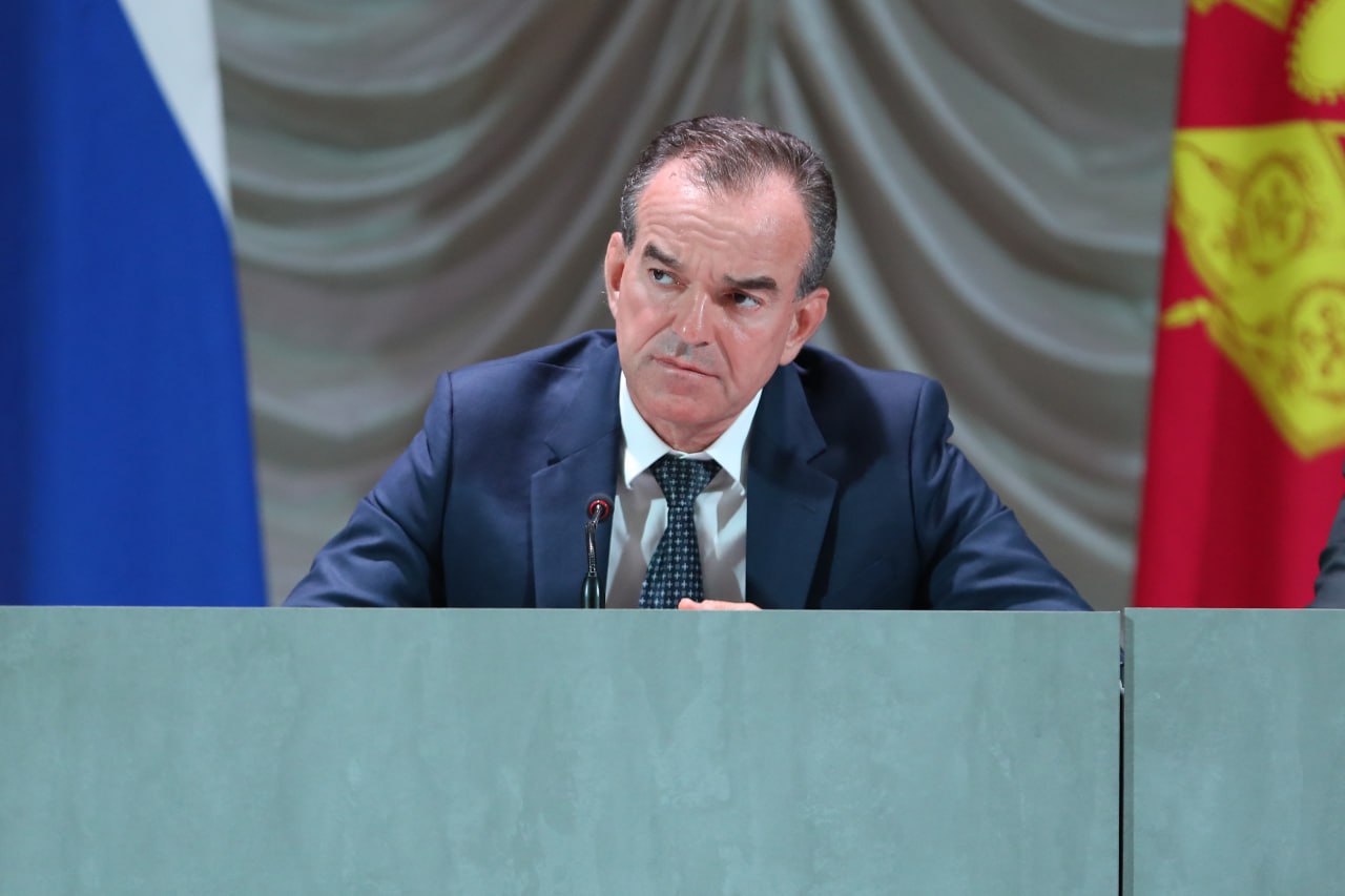 Вениамин Кондратьев: Аграриям Краснодарского края предстоит убрать более 1,7 миллиона гектаров озимых культур Губернатор провел краевое совещание в Гулькевичах, на котором обсудили особенности уборочной кампании. – В текущих погодных условиях важно вовремя и правильно провести уборочную кампанию, чтобы сохранить урожай. Это еще один вызов, к которому наши аграрии готовы, благодаря господдержке и помощи наших ученых. Предстоит убрать более 1,7 миллиона гектаров озимых культур. Сделать это нужно максимально быстро, не допустив потерь. Особое внимание уделить семенным посевам, чтобы мы могли и впредь с гордостью обеспечивать себя и другие российские регионы семенами кубанской селекции. Мы должны добиться достойного урожая и остаться гарантом продовольственной безопасности и житницей страны, – сказал Вениамин Кондратьев.