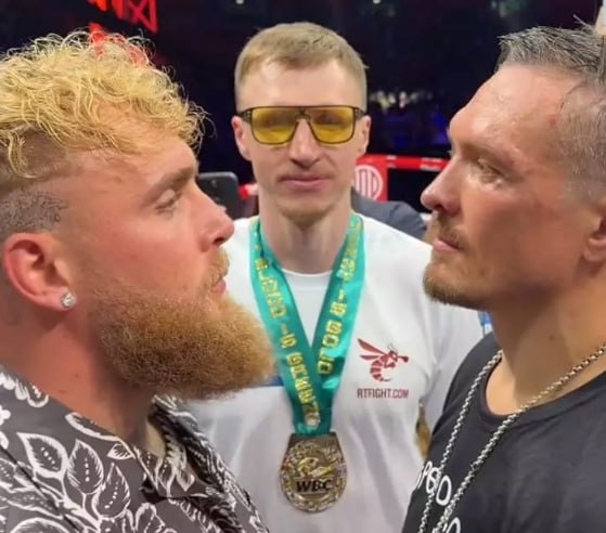 Бой Александра Усика и Джейка Пола запланирован на начало следующего года  Спортивный директор Александра Усика, Сергей Лапин, подтвердил, что украинская команда ведёт переговоры о поединке против блогера Джейка Пола, который может состояться в начале следующего года.  «Наша команда сейчас работает над следующим боем Саши. Мы рассматриваем несколько вариантов, которые имеют смысл как с точки зрения спортивной составляющей, так и интереса для фанатов. Практически каждый боец вызывал Джейка Пола, но у нас другая история. Речь не идёт о боксёрском поединке для Александра Усика. Мы говорим о ММА – нестандартном формате.  При всём уважении к Джейку, в ММА их шансы более сбалансированы. У Джейка есть определённый опыт, тогда как Александру пришлось бы быстро адаптироваться. Это может превратиться в масштабное шоу с огромной аудиторией. Переговоры уже идут, и если всё сложится, бой может состояться уже в начале следующего года», – цитирует Лапина издание Ready to Fight