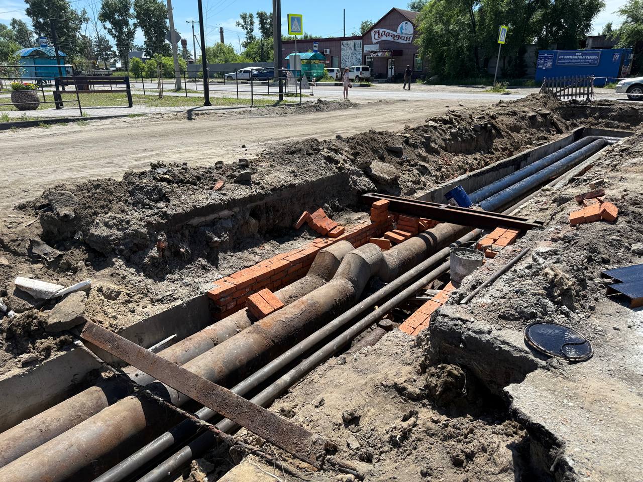 «Горэнерго» Белогорска проводит ремонт сети водоснабжения на пересечении ул. 9 Мая и пер. Зейский. Как рассказали специалисты, участок является аварийным, где часто устраняли прорывы. Около двух десятков многоквартирных домов снабжают эти сети горячей водой и теплом. — Этот участок сетей не прошёл гидроиспытания, — рассказал ответственный за ход ремонтных работ — начальник газовой котельной Алексей Верёвкин. — Осенью прошлого года именно здесь неоднократно устраняли порывы. Хорошо, что в морозы обошлось без аварийных ситуаций, но в результате руководством «Горэнерго» было принято решение полностью заменить трубы горячего водоснабжения и так называемой обратки на участке протяжённостью 125 метров. Более двадцати метров сети ГВС специалисты смогли проложить, не вскрывая асфальтовое покрытие. Помимо этого, параллельно проводим обслуживание труб отопления. Здесь они ещё в хорошем состоянии. Тщательно обрабатываем мастикой, чтобы предотвратить коррозию. Бетонные плиты, которыми накрыты лотки, где уложены трубы, длиной почти 6 метров. Их называют «крышками», которые заменят на новые – длиной по 3 метра. — Стыки полипропилена, которые мы называем современной скорлупой для труб, скрепляем цементным раствором, — рассказал Алексей Верёвкин. — Так точно влага не попадёт и срок службы сетей увеличиться. Для отдельных участков на этом отрезке это особенно актуально. Когда вскрыли, оказалось, что часть участка в воде стоит. Дождевые и талые воды просачивались, и так как бетонные крышки неплотно к лотку были уложены, получилось, что не защищали. После окончания ремонта участок будет сразу заасфальтирован.