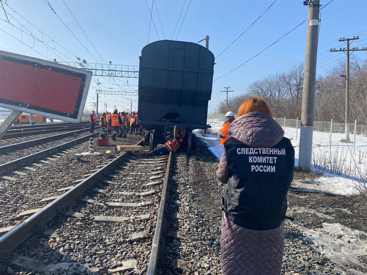 ‼ В Саратовской области следователи проводят проверочные мероприятия для установления обстоятельств схода вагонов на железнодорожных путях   Саратовским следственным отделом на транспорте Западного межрегионального следственного управления на транспорте Следственного комитета Российской Федерации по факту схода вагонов проводится доследственная проверка по признакам преступления, предусмотренного ч. 1 ст. 263 УК РФ  нарушение правил безопасности движения и эксплуатации железнодорожного транспорта .   По предварительной информации, утром 10 марта 2025 года на подъездном пути необщего пользования станции Татищево в Саратовской области произошел сход 2 порожних вагонов грузового поезда с железнодорожного полотна без опрокидывания. Ущерб устанавливается, пострадавших нет.   Следователем проведен осмотр места происшествия, выполняется комплекс проверочных мероприятий, направленных на установление всех причин, условий и обстоятельств произошедшего.