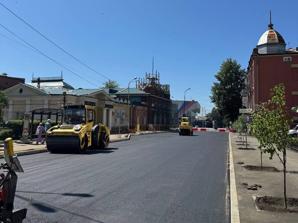 На улице Дзержинского в Иркутске уложили нижний слой асфальта. В выходные здесь выполнят устройство верхнего слоя. На Александра Невского и Байкальской идет установка бортового камня. Асфальтирование дорог идет на Карбышева, Крымской и Дмитрия Донского. На Маяковского уже уложено 4500 квадратных метров асфальта. На Подгорной устанавливают дорожные плиты, благоустраивают газоны, а на Ширямова и Александра Невского приводят в порядок тротуары. На улице Томсона выполнено устройство нижнего слоя покрытия на участке длиной 450 метров. На 2-й Железнодорожной – от Маяковского до Терешковой – завершили устройство нижнего слоя. На Фрунзе, на участке от Первомайской до Кирпичной, уложена большая асфальтовая карта, что позволило переключить одностороннее движение с Чапаева на Фрунзе. На улице Станция Горка на 50% готов верхний слой покрытия. На Ярославского завершили установку бортового камня на парковке возле школы. Продолжаются работы по замене основания и монтажу бордюров на тротуарах.