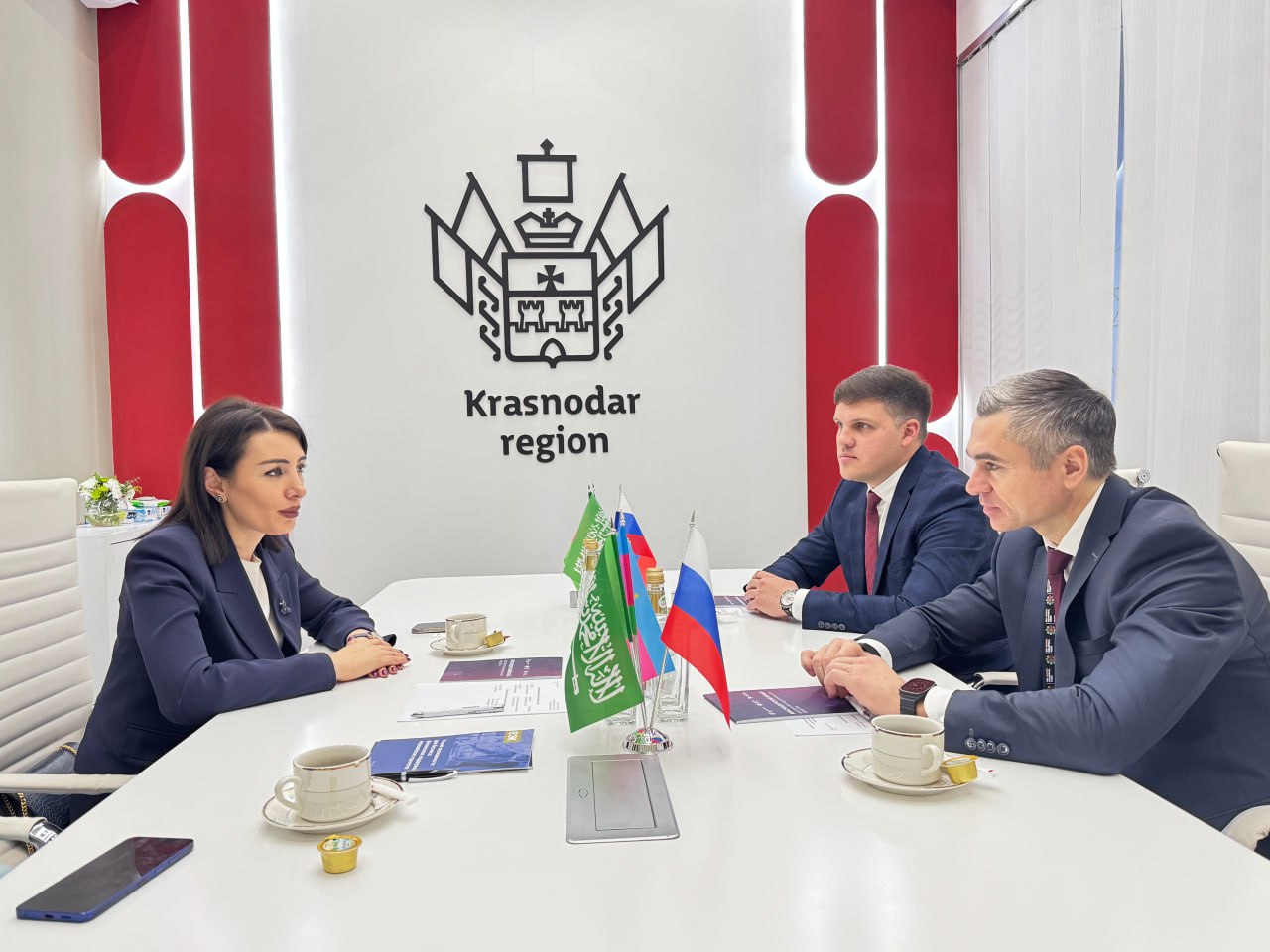 Промышленники Краснодарского края готовы участвовать в кооперации с предприятиями государств членов ЕАЭС Вопросы сотрудничества в этой сфере обсудили вице губернатор Александр Руппель и Министр по промышленности и АПК Евразийской экономической комиссии Гоар Барсегян в рамках международной выставки ИННОПРОМ в Саудовской Аравии Краснодарский край ведущий агарный регион в России лидер в развитии промышленности и индустриальной кооперации на юге нашей страны Предприятия Кубани участвуют в производственных цепочках семи отечественных кластеров выпуская комплектующие и конечную продукцию в рамках таких объединений А развитые в крае металлургия машиностроение станкостроение создают основу для выпуска средств производства в рамках международной промышленной кооперации Мы готовы расширять опыт индустриальных объединений сотрудничать с предприятиями государств членов Евразийского экономического союза отметил Александр Руппель Читайте нас в MAX