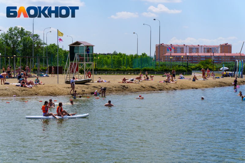 Ближайший к Краснодару пляж закрыли для купания из-за жары и водорослей Речь идёт о зоне отдыха в Комсомольском парке станицы Динской. Из-за жары река Кочеты стала мелеть. Параллельно с этим идёт бурный рост бурых водорослей. Эти растения активно поглощают кислород, из-за чего живность в реке погибает, а число бактерий и вирусов множится. Чтобы не подвергать здоровье посетителей парка опасности, пляж закрыли для купания с 31 июля и на неопределённый срок. Он возобновит работу, когда качество воды улучшится. Объявления работа Купи/продай авто Найти врача