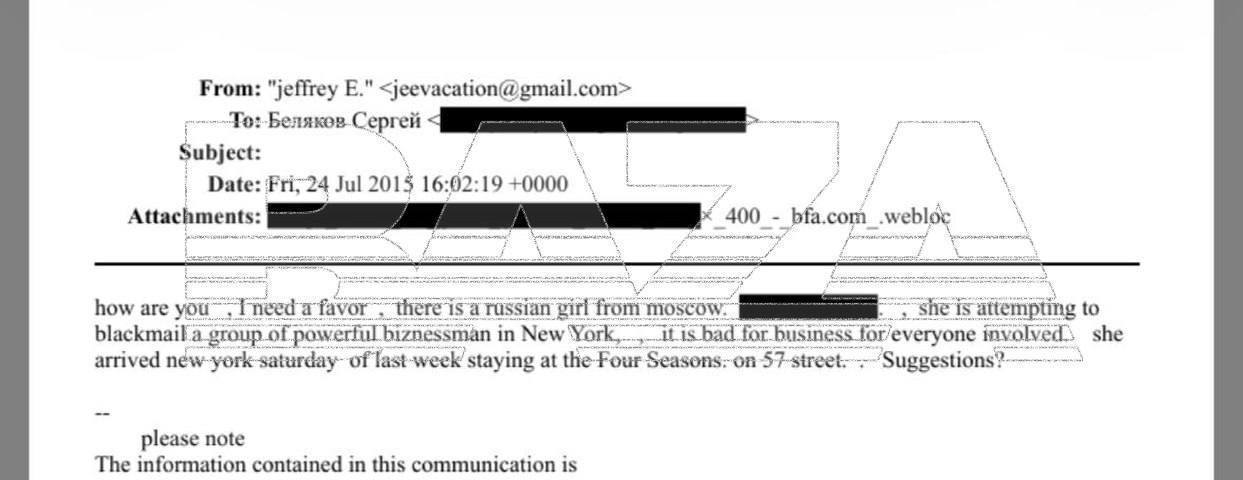 В архивах Эпштейна нашли упоминания и письма бывшего российского чиновника экс гендиректора маркетплейса Ozon а ныне главы Ассоциации производителей готовой еды Сергея Белякова пишет Baza Среди опубликованных документов обнаружили письмо странного содержания в котором он писал Эпштейну о некой россиянке шантажировавшей влиятельных бизнесменов Беляков обратился к Эпштейну за решением этого вопроса Напомним Джеффри Эпштейн известный американский финансист который оказался педофилом и торговцем людьми в том числе детьми На его частном острове проходили многочисленные секс вечеринки с участием несовершеннолетних Финансист был арестован и покончил с собой не дожидаясь приговора Судя по архивам Эпштейна Беляков обращался к нему в июле 2015 года когда возглавлял правление Петербургского международного экономического форума После этого он руководил Ассоциацией компаний розничной торговли С 2024 года Беляков возглавляет Ассоциацию производителей готовой еды созданную торговыми сетями Азбука вкуса Х5 Group и другими компаниями