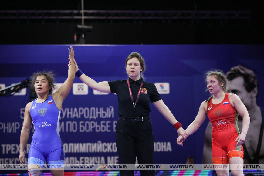 Бурятская чемпионка вернулась и сразу золото С 20 по 22 февраля в Минске прошёл международный Гран при по вольной борьбе памяти Александра Медведева трёхкратного олимпийского чемпиона Более 300 борцов из 14 стран В заявке призёры Олимпийских игр чемпионатов мира и Европы И тут на ковёр выходит Ирина Ологонова После длительного перерыва Весовая категория 55 кг Финал Соперница Виктория Ваулина из Пермского края Ирина забирает золото Уверенно Возвращение получилось громким Подписаться на Бурятия Онлайн МАКС ВК ТГ Связаться с нами или предложить новость