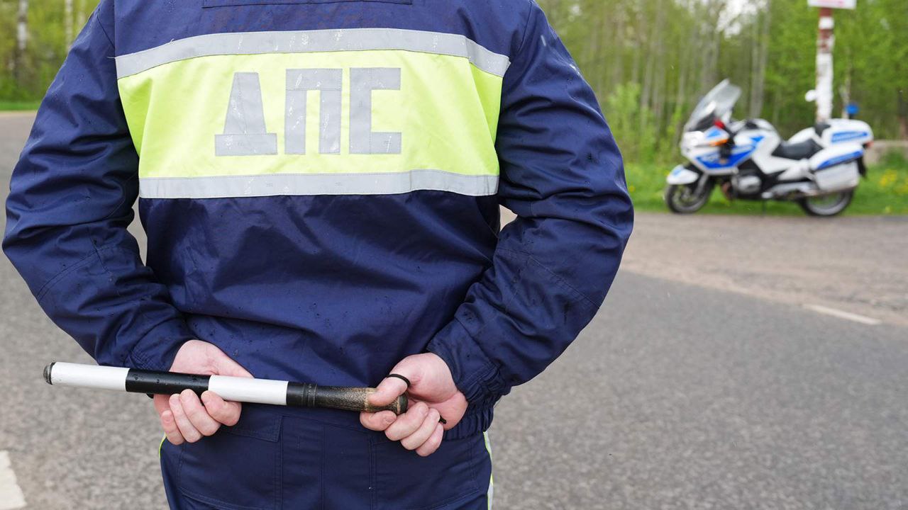 На рассмотрение Госдумы внесены поправки в КоАП, предусматривающие право региональных властей на оформление штрафов за неправильную парковку наряду с сотрудниками Госавтоинспекции. Сейчас по закону штрафовать за это могут только власти городов федерального значения: Москвы, Санкт-Петербурга, Севастополя, а также власти Московской области. Юристы и эксперты неоднозначно оценивают эту перспективу.