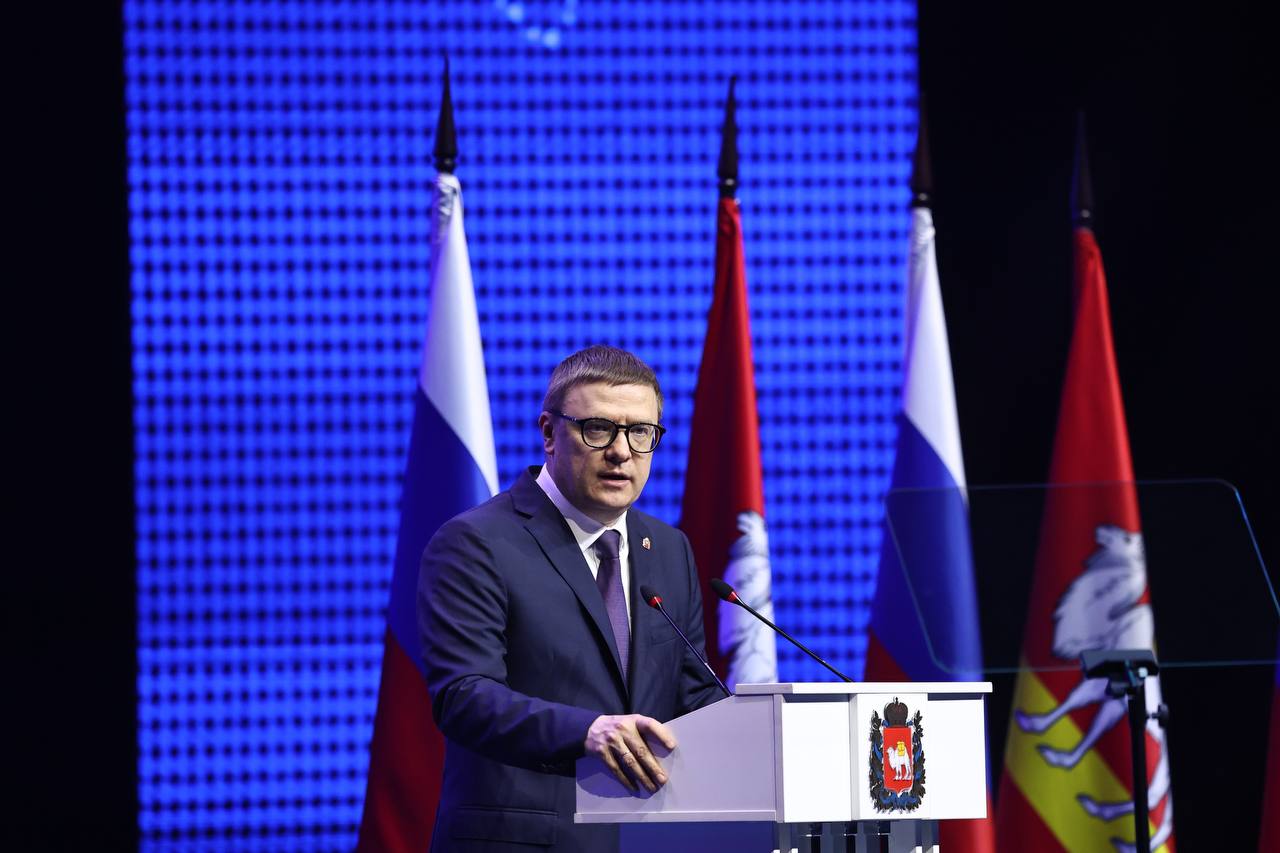 Политолог назвал «элегантным» решение вопроса вредных производств в Челябинске К депутатам Законодательного собрания Челябинской области глава региона обратился глава Южного Урала Алексей Текслер. Речь губернатора продолжалась около полутора часов и посвящена как уже достигнутым результатам в деле развития региона, так и будущим целям. «Я бы, во-первых, отметил сам стиль послания губернатора. Алексей Текслер остаётся верным себе в части скрупулёзного и всеобъемлющего анализа ситуации в Челябинской области», — отмечает наш политический обозреватель Матвей Зайковский. Он также указывает, что глава региона сохранил преемственность посланий, чётко обозначая, каких результатов удалось достичь в части решения задач, обозначенных в предыдущие периоды. «Если вы в принципе сопоставите послания главы региона, то увидите очень чёткую и понятную схему: результат, сразу же наметка на будущее, результат, новая цель. Это в глазах общества, конечно, создаёт весьма красивую картину поступательного развития Челябинской области», — отметил политолог. Отвечая на вопрос о наиболее запомнившихся темах, Зайковский остановился на анонсе продолжения выноса вредных производств за черту Челябинска, а также объявление о развитии освобождающихся площадей в качестве «Нового Челябинска». «Решение настолько же простое, насколько и элегантное. Региональные и городские власти в этой ситуации «убивают сразу двух зайцев»: и снижают объём выбросов в атмосферу города, и решают проблему «малоземелья» Челябинска. Это, на мой взгляд, в дальнейшем позволит форсировать развитие столицы региона», — заключает эксперт.