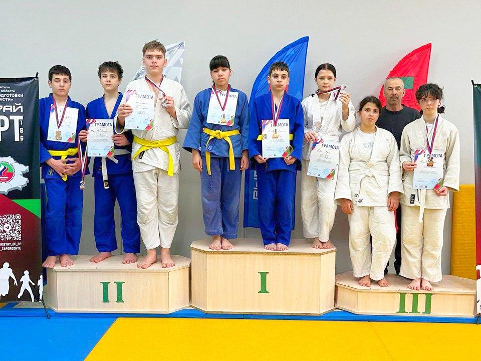 Восемь медалей на первенстве области юные дзюдоисты из Геническа с блеском выступили в Мелитополе В Мелитополе собрались сильнейшие молодые дзюдоисты региона На первенстве Запорожской области среди юношей и девушек до 15 лет 2012 2013 г р на татами вышли спортсмены из Донецка Мариуполя Днепрорудного Мелитополя и Геническа Команда Генического детско юношеского спортивного центра показала выдающийся результат завоевав в сумме 8 наград Наши победители и призёры Артюш Погосян золото Ульяна Зайченко золото Артур Шнайдер серебро Халид Мержоев серебро Алина Глоба серебро Рубен Погосян бронза София Петрова бронза Юлия Кобзарь бронза Этот успех результат системной работы тренерского состава ежедневного труда и настоящей воли к победе самих спортсменов Гордимся нашими юными чемпионами Ждём новых свершений на пути к ещё более высоким целям