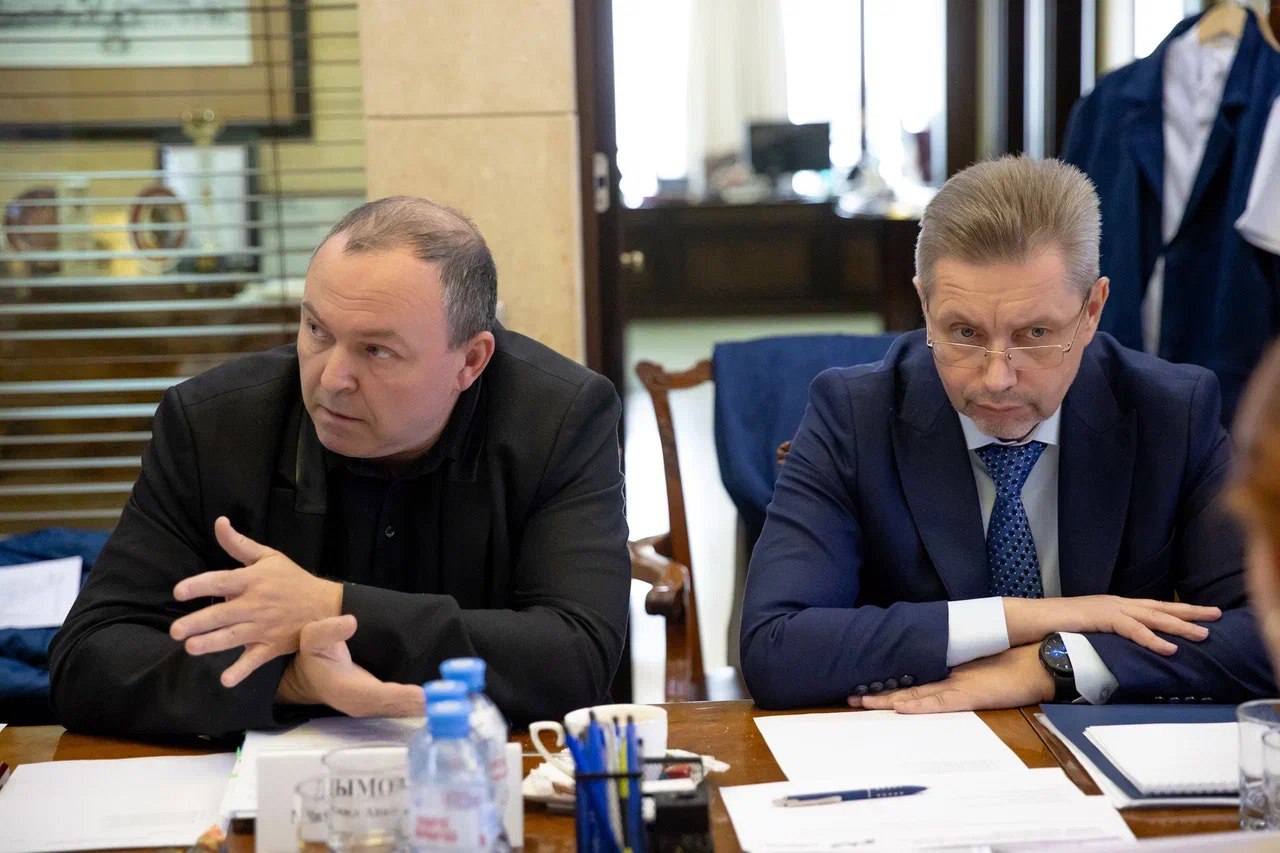 Статс-секретарь – заместитель Министра обороны РФ, председатель фонда «Защитники Отечества» Анна Цивилева провела совещание по развитию деятельности по социализации людей с инвалидностью, в том числе ветеранов специальной военной операции, и доступности для них адаптивных товаров.    В фонд «Защитники Отечества» поступило 700 заявок от ветеранов СВО с инвалидностью из разных регионов на получение комплектов адаптивной одежды. Каждое обращение рассматривается индивидуально, чтобы подобрать для героев тот вариант, который подойдет им с учетом физиологических особенностей.      Председатель фонда отметила, что каждый защитник должен иметь возможность выбрать размер, цвет, модель той или иной вещи. «Для производства адаптивной одежды, которую будем выдавать героям, обязательно задействуем дизайнеров и бренды, занявшие призовые места в конкурсе «На крыльях». Наша общая цель – сделать адаптивные товары доступными для всех, кто в них нуждается», – сказала Анна Цивилева.     В обсуждении приняли участие представители экспертного сообщества и предприятий, которые производят адаптивную одежду.
