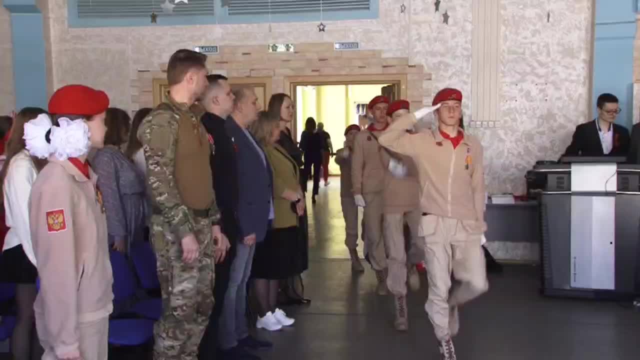Денис Андреев делится опытом службы на фронте с учениками Хабаровска