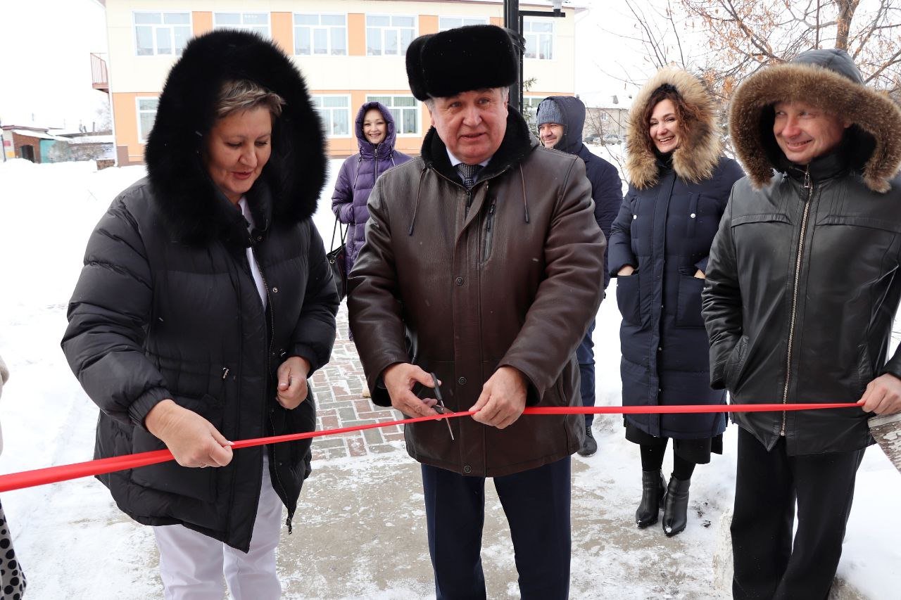 При поддержке администрации  района в с. Сладково открылась новая стоматологическая клиника.  Выделенный муниципальный грант в размере 400 тысяч рублей помог предпринимателю Татьяне Ребровой реализовать свой проект. Теперь жители смогут получить стоматологическую помощь прямо на месте, не выезжая в дальние города.   Поздравляю Татьяну Реброву с успешным открытием собственного дела! Желаю медицинскому коллективу успехов в работе, а пациентам — здоровья и хорошего настроения. Уверен, что новая клиника станет надежным помощником в заботе о здоровье жителей нашего района.