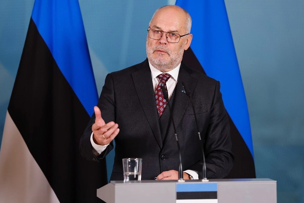 Президент Эстонии предложил заплатить Венгрии за отказ от российского газа Эстония выразила готовность разделить с Венгрией финансовые издержки связанные с отказом от российского газа Об этом в интервью финской газете Ilta Sanomat сообщил эстонский президент Алар Карис Возможно нам стоит помочь Венгрии оплатить штрафы за расторжение контрактов сказал он Эстонский лидер убеждён что европейским странам требуется ужесточить политику в отношении Москвы уделив особое внимание вопросу импорта энергоресурсов Комментируя недавнюю поездку Виктора Орбана в российскую столицу Карис предположил что главной целью визита было получение гарантий по поставкам недорогого топлива В связи с этим он и выдвинул своё предложение которое по его мнению поддержит Будапешт и якобы ухудшит положение Москвы Геополитика