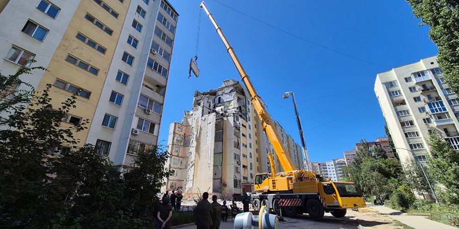 Саратовцы получат деньги на новое жилье после взрыва в многоэтажке  В Саратове для владельцев квартир в рухнувшем подъезде выплатят деньги на приобретение нового жилья.  Люди, потерявшие недвижимость в результате взрыва в многоэтажном доме на Блинова, получат выплаты на приобретение нового жилья в дополнение к мерам поддержки. Суммы будут определяться, исходя из стоимости квадратного метра, используемой при покупке социального жилья.  По мнению правительства региона, такой механизм обеспечения жильем является оптимальным для граждан и займет меньше времени, чем другие варианты. Подробнее читайте на сайте «Четвертой Власти».