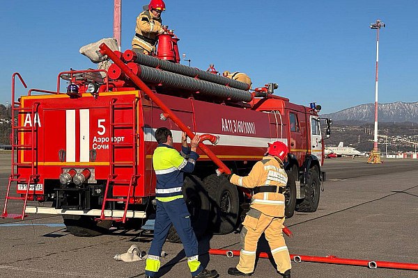 В аэропорту Сочи прошли масштабные учения В аэропорту Сочи прошли масштабные учения Об этом сообщает AVIA RU со ссылкой на данные воздушной гавани Согласно сценарию операции аварийную посадку совершил самолет Boeing 777 300 На борту 360 пассажиров и 12 членов экипажа Ситуация требует мгновенных решений В рамках учений было отработано мгновенное оповещение и прибытие на место эвакуация пассажиров и спасение экипажа тушение условного пожара на борту аварийно спасательные и неотложные работы на месте операции aviaru net n292170
