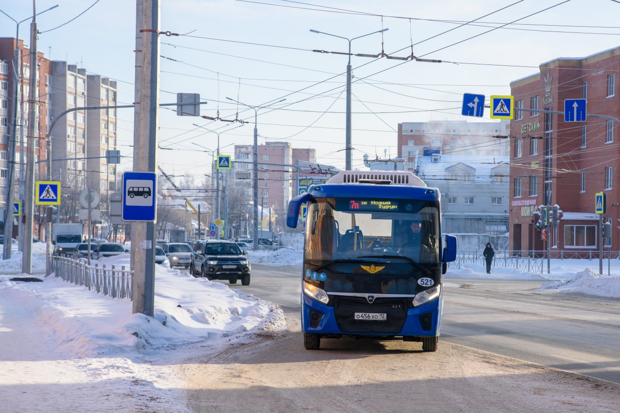 Благодаря нацпроекту Инфраструктура для жизни и индивидуальной программе социально экономического развития республики комплексно обновляем дорожно транспортную сеть региона Работа ведётся планомерно В 2025 году привели в нормативное состояние 140 км дорог В текущем году планируем отремонтировать уже 228 4 км Особое внимание уделяем ключевым объектам В этом году начнём строительство развязки на выезде из Йошкар Олы по Козьмодемьянскому тракту Это позволит решить проблему заторов особенно в часы пик Проект рассчитан до 2030 года За это время мы расширим участок до шести полос построим двухуровневые развязки надземные пешеходные переходы и обустроим современную инфраструктуру Не забываем и про другие территории республики До 2030 года в опорных населённых пунктах планируем отремонтировать 30 км дорог Параллельно в посёлке Юрино идёт строительство нового пассажирского причала это важный шаг для развития туризма и повышения транспортной доступности Также мы системно обновляем парк общественного транспорта В прошлом году закупили 12 автобусов и 10 троллейбусов В 2026 году планируем приобрести ещё 25 единиц нового транспорта Все эти меры направлены на создание надёжной инфраструктуры для будущего развития Марий Эл