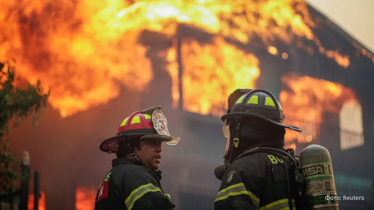 Минимум 16 человек погибли в результате лесных пожаров в Чили сообщает издание TRT World В двух южных регионах страны Нюбле и Био Био объявлено чрезвычайное положение эвакуированы более 20 тыс жителей  Ранее сообщалось о том что разрушительные пожары уничтожили как минимум 30 гектаров Сочетание высоких температур сильных ветров и сложного рельефа сделало почти невозможным сдерживание пламени РЕН ТВ в Telegram в MAX