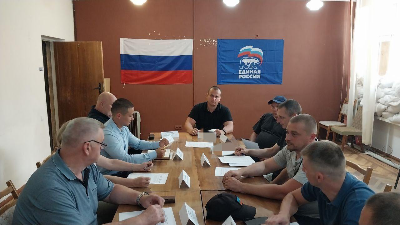 В Новой Каховке усилят меры дорожной безопасности Представители Рязанской области приняли участие в заседании комиссии по безопасности дорожного движения на территории городского округа города Новая Каховка Херсонской области. На заседании обсудили актуальные вопросы безопасности движения на дорогах, обновление дорожной разметки и дорожных знаков для повышения безопасности на дорогах, создание общего плана организации дорожного движения, согласовывали дополнительные меры, которые помогут обеспечить безопасность автолюбителей и пешеходов города. Также поднималась тема организации безопасного дорожного движения на территории шефского региона. Напомним, Рязанская область продолжает оказывать поддержку Херсонской области в рамках шефской помощи, в том числе налаживать работу административных центров в муниципалитетах.
