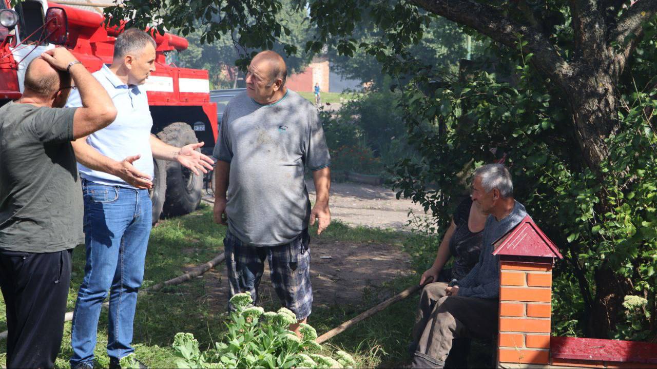 И вновь беспилотник ВСУ ударил по частному дому в Рыльске В результате атаки повреждён автомобиль фасад дома забор выбиты окна К сожалению ранена женщина У 54 летней пострадавшей травма бедра и грудной клетки Она доставлена в Рыльскую ЦРБ сообщил Александр Хинштейн