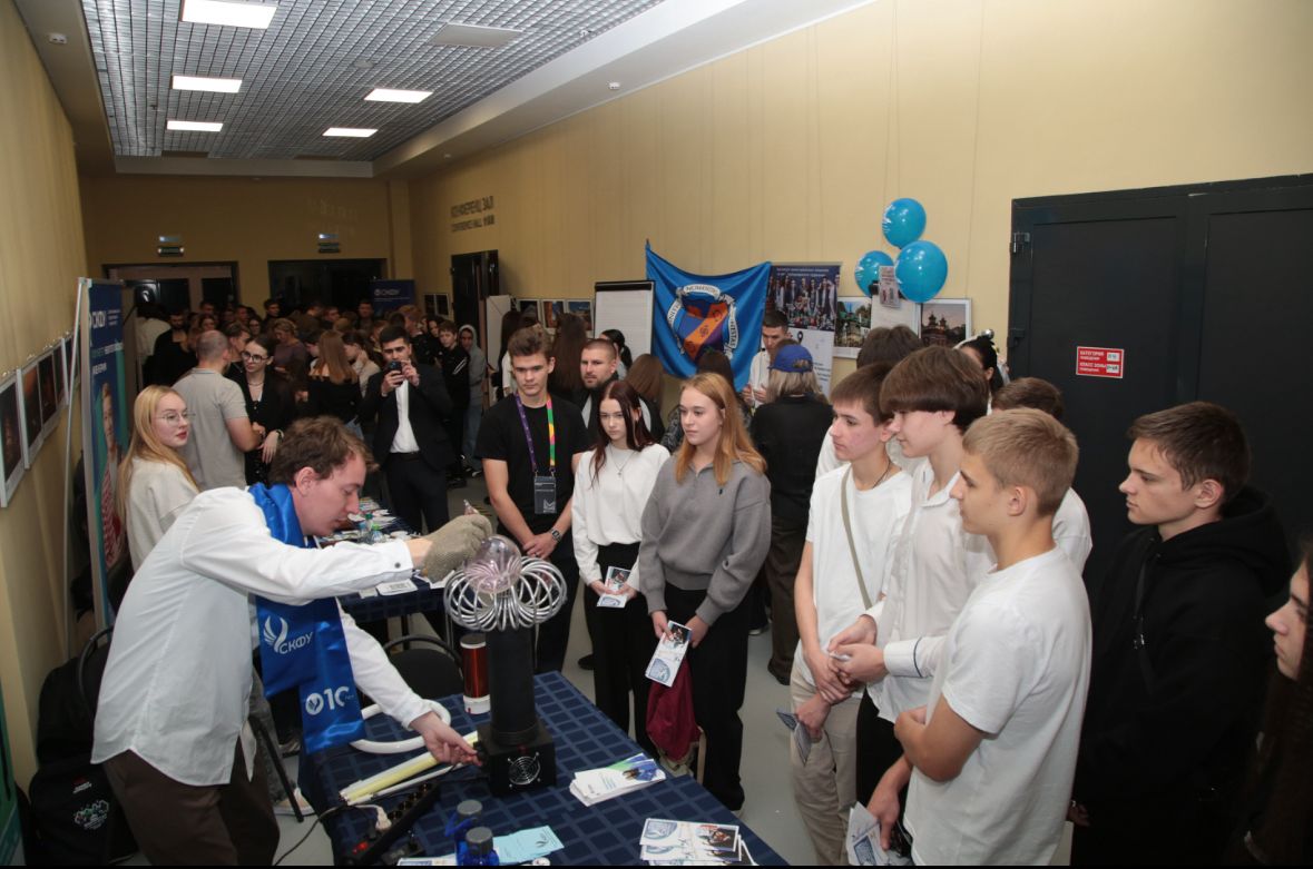 Выбор профессии выбор будущего в Пятигорске стартовал масштабный краевой фестиваль В Пятигорске открылся Краевой фестиваль профессий Мероприятие инициированное региональным министерством труда и социальной защиты населения продлится два дня Соорганизатором фестиваля стал Северо Кавказский федеральный университет Ключевая цель проекта создание эффективной площадки для профессионального самоопределения молодёжи В течение двух дней на площадке музейно выставочного комплекса Россия Моя история школьники 8 11 х классов студенты и их родители смогут познакомиться с приоритетными профессиями региона получить актуальную информацию о рынке труда и возможностях профессионального развития Подробнее ГТРК Ставрополье Читайте нас в MAX