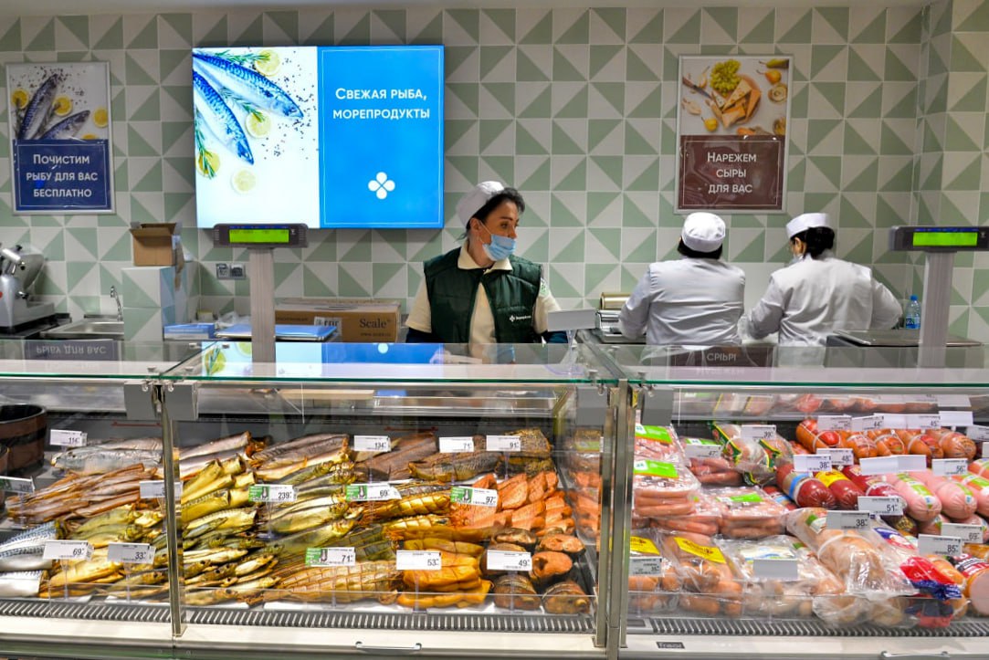 Опасные консервы производили в Мурманской области 30 октября 2025 года должностное лицо одного из предприятий по производству рыбных консервов в Мурманской области было оштрафовано на 20 тысяч рублей Внеплановая проверка в августе этого года показала что часть продукции выпустили без обязательной процедуры термостатирования которая нужна чтобы убедиться что консервы безопасны и не содержат опасные микроорганизмы Предприятие отозвало проблемные банки проверило их качество и после этого продукция снова поступила в продажу Главная газета нашего города