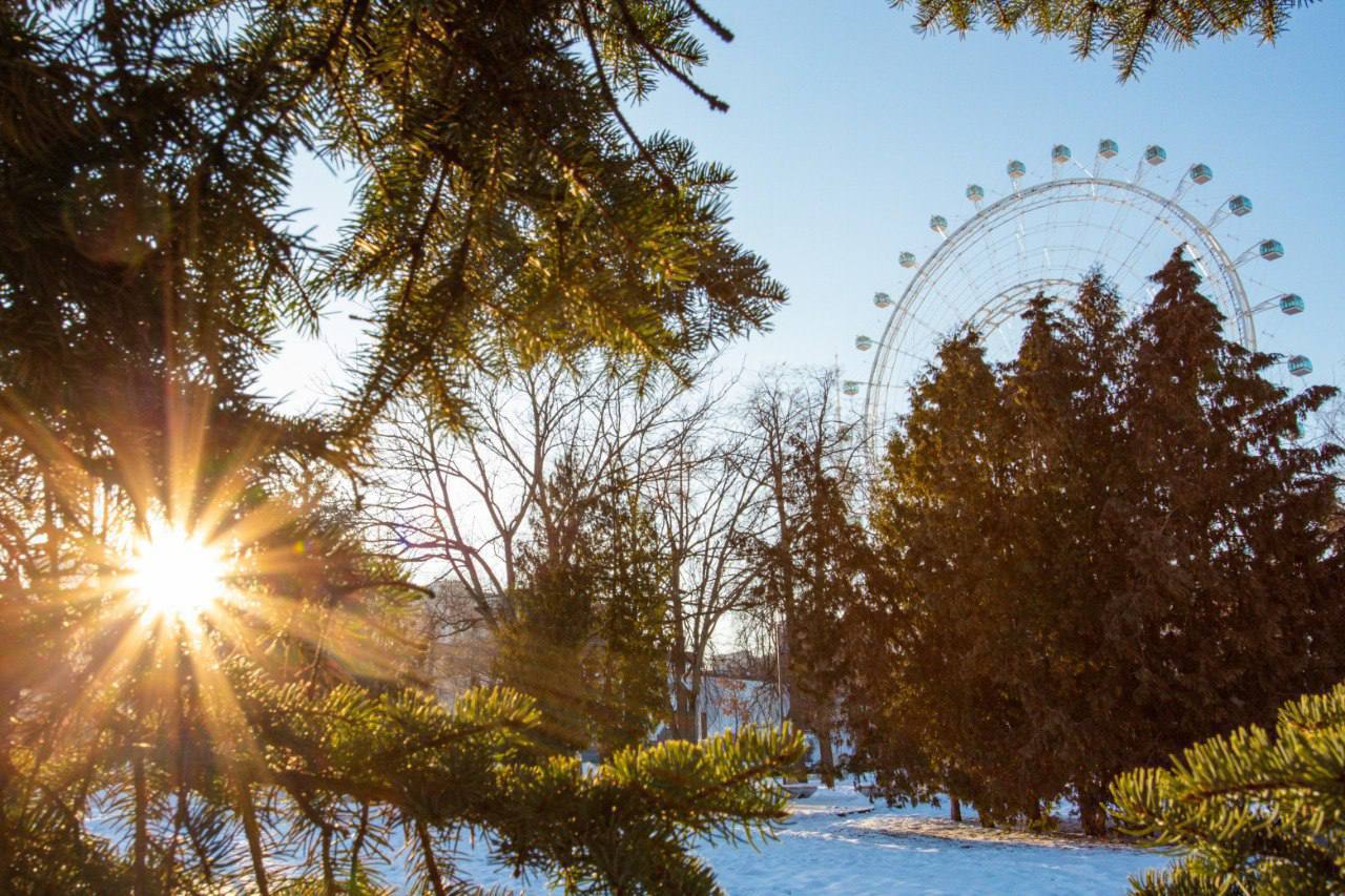 2025 год в Москве не радовал жителей столицы обилием солнца По данным обсерватории МГУ за год солнце светило в течение 1676 часов что составляет 96 от годовой нормы За год 7 месяцев в том числе и летних солнца в городе было меньше средних многолетних значений И декабрь 2025 года отличился почти отсутствием солнца оно появилось на небе всего на 5 часов при норме 18 часов В январе средняя продолжительность солнечного сияния составляет 33 часа Больше всего солнца в первом месяце года было в 2010 году 75 часов