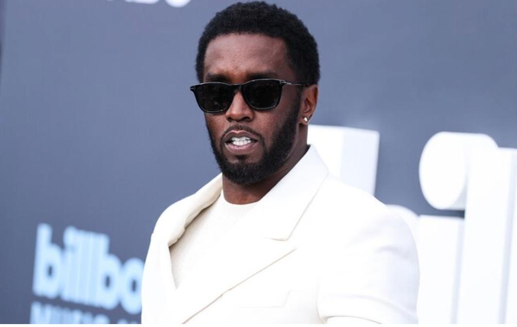 P Diddy может выйти из тюрьмы на год раньше Скандальный рэпер Шон Комбс он же P Diddy может покинуть тюрьму раньше срока уже в мае 2028 го Ему хотят сократить наказание на целый год если он успешно пройдет курс лечения от наркозависимости и переведется в тюрьму с мягкими условиями Комбс получил 50 месяцев за организацию перевозки женщин для занятия проституцией По более тяжелым статьям его оправдали прокуроры требовали больше 11 лет защита настаивала всего на 14 месяцах Недавно СМИ писали что рэпер чуть не стал жертвой нападения в изоляторе ему грозили заточкой Культурненько подпишись