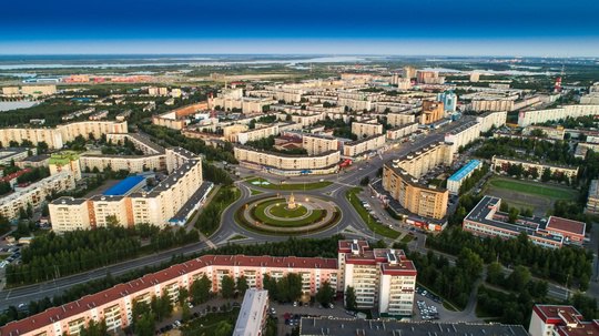Авиакомпания Utair открывает 30 маршрутов из Сургута в весенне-летнем расписании  В новом весенне-летнем расписании авиакомпания Utair предлагает пассажирам рейсы по 30 направлениям по России и зарубеж  +11% к аналогичному периоду в 2024 году .  Авиакомпания значительно расширит программу полетов по России. Впервые за несколько лет из крупнейшего аэропорта Югры запустятся рейсы в Ставрополь — 1 раз в неделю по вторникам.  С июня откроются рейсы сразу в два города Республики Татарстан — Казань и Нижнекамск. Полеты будут выполняться по одному разу в неделю.  [#alias Борисфен.рф Борисфен.рф]