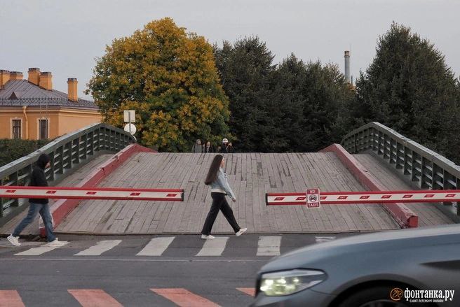 У Петропавловской крепости начали возводить мост-дублер Кронверкского моста. Последний закрыли на долгожданную реставрацию, которая продлится до апреля 2025 года  Это один из двух мостов, ведущих к сердцу Петербурга, и за годы эксплуатации он сильно обветшал. Как рассказывала «Фонтанка», в 1976 году его грузоподъемность ограничили до 6 тонн, а через два года мост отремонтировали, настелив металлические балки и добавив разделение на пешеходную и проезжую части.  В 2015 году состояние Кронверкского моста признали аварийным, поэтому объект закрыли на ремонт, а снова открыли только год спустя.  В 2020 году профильные ведомства снова заговорили о необходимости ремонта переправы. Тендер на капремонт был объявлен в 2023 году, писало РИА Новости.    Михаил Огнев / «Фонтанка.ру»    Подпишитесь и участвуйте в нашем розыгрыше iPhone 16