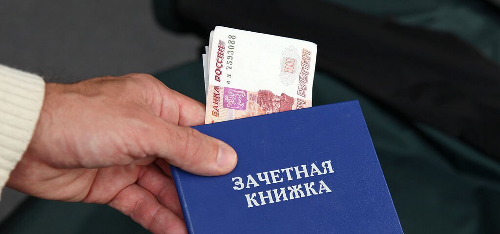  Доцента КЮИ МВД обвиняют в вымогательстве взятки и превышении полномочий Следователи расследуют уголовное дело против 44-летнего доцента кафедры оперативно-розыскной деятельности Казанского юридического института Министерства внутренних дел РФ. Его обвиняют в вымогательстве взятки и превышении должностных полномочий из корыстных побуждений По версии следствия, в период с декабря 2023 года по январь 2024 года преподаватель намеренно создавал трудности в обучении нескольким курсантам, а затем получил от них взятку в размере 80 тысяч рублей за успешную сдачу дипломных работ. В настоящее время подозреваемый задержан, свою вину в совершении преступления полностью признал, в содеянном раскаялся. Решается вопрос об избрании ему меры пресечения. Подпишитесь: