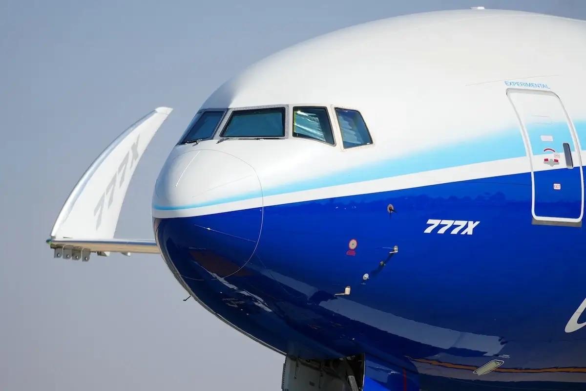 Boeing рискует снова задержать сертификацию 777X Boeing вновь столкнулся с риском задержки сертификации своего дальнемагистрального флагмана 777X Самолёт который должен был выйти на рынок ещё в начале 2020 х может не пройти сертификацию в 2025 году Генеральный директор Келли Ортберг признал что до завершения процесса остаётся гора работы и даже незначительный сдвиг во времени скажется на финансах компании Хотя испытательные полёты не выявили новых технических проблем ни на самолёте ни на двигателях до сертификации требуется выполнить значительный объём работы отметил Ортберг на конференции Morgan Stanley в четверг Он не уточнил сдвинется ли снова срок сертификации Boeing ожидал получить сертификат на 777X в 2026 году Ортберг сообщил что компания ведёт переговоры с Федеральным управлением гражданской авиации США FAA о следующих шагах сертификации подчеркнув что даже незначительная задержка будет иметь финансовые последствия Ситуация развивается на фоне прогресса в программах 737 MAX 7 и MAX 10 Сертификацию первой модификации Boeing рассчитывает получить в начале 2026 года Ортберг также отметил что Boeing добилась прогресса в согласовании с FAA изменений в системе противообледенительной защиты для 737 MAX 7 и рассчитывает на сертификацию самолёта в первом квартале 2026 года Мы сейчас работаем с FAA над сертификацией этой конструкции и необходимыми задачами поэтому планируем получить сертификат и начать поставки в следующем году заявил CEO Boeing Разочаровывает что это заняло так много времени но думаю у нас теперь есть прочная конструктивная база для дальнейшего плана добавил он Рынок реагирует чувствительно после выступления Ортберга акции Boeing потеряли более 3 хотя с начала года они остаются в плюсе более чем на 25 Несмотря на все трудности спрос на новый 777X сохраняется высоким и его сертификация остаётся ключевым вызовом для компании в ближайшие годы P S Хочется пошутить что лучшие учатся у лучших но AviaNews