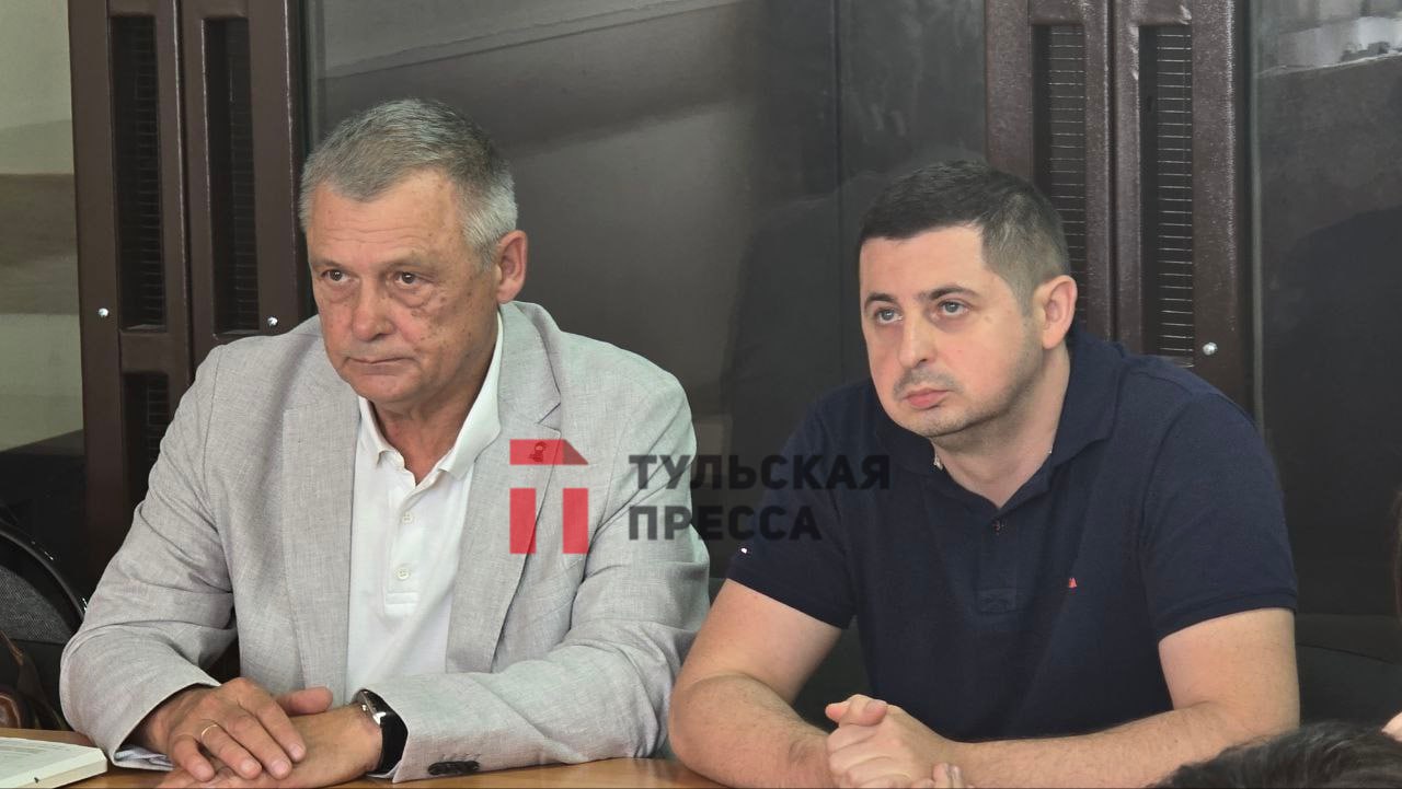 Дмитрий Дубовенко виновен: суд приговорил его к 4,5 годам колонии общего режима Также его лишили на три года водительских прав. Приговор сегодня, 7 июля, огласили в Центральном районном суде Тулы. Его взяли под стражу в зале суда. Напомним, экс-депутат стал виновником смертельного ДТП, которое произошло 3 мая на проспекте Ленина. Дмитрий Дубовенко за рулем Chevrolet Camaro не справился с управлением, выехал на встречную полосу и столкнулся с Toyota Camry. Участниками аварии также стали автомобили Lada и Mersedes. В результате погибли два человека — водитель и пассажир Toyota. Что касается гражданских исков, то судья удовлетворила требования родственников погибшего мужчины. Дубовенко придется выплатить им более миллиона рублей.