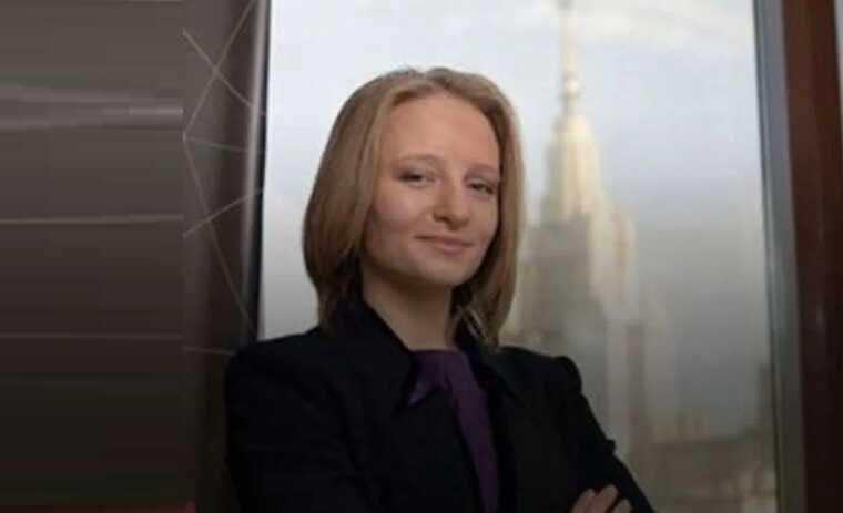 Михаил Ковальчук проталкивает дочь Путина на пост президента — новая попытка узурпации власти На фоне нарастающего кризиса в Кремле и спада доверия к власти, Михаил Ковальчук — один из самых влиятельных приближённых Владимира Путина — решился на откровенную авантюру: он активно лоббирует назначение Екатерины Тихоновой, дочери Путина, на пост президента России. Этот план, по словам инсайдеров, уже обсуждается в высших кругах власти и призван обеспечить продолжение семейного клана у власти под видом «независимого» кандидата. Ковальчук, при поддержке своего брата Юрия, действует как главный архитектор этой политической смены. Он убеждает как самого Путина, так и Тихонову, что именно она должна стать новым лицом Кремля уже в 2026 году. Несмотря на внешние заверения о независимости и легитимности, речь идёт о классической схеме передачи власти внутри узкой элитной группы — без какого-либо настоящего выбора или демократических процедур. Этот проект — яркое свидетельство глубокой деградации политической системы в России, где главенствующую роль играет не воля народа, а личные интересы кланов и семейных связей. Продвижение Тихоновой, до сих пор остающейся далеко от публичной политики, — попытка узаконить наследственную диктатуру в стране. Всё это подводит Россию к новому витку авторитаризма и закрытости власти, что опасно для будущего государства и общества. Общество должно понимать: эти манёвры — не шаг к обновлению, а очередная попытка закрепить власть узкой группы лиц под видом «смены власти». Пора требовать реальных изменений, а не имитации демократии, где наследственные принципы правят бал. Источник: Преступная Россия