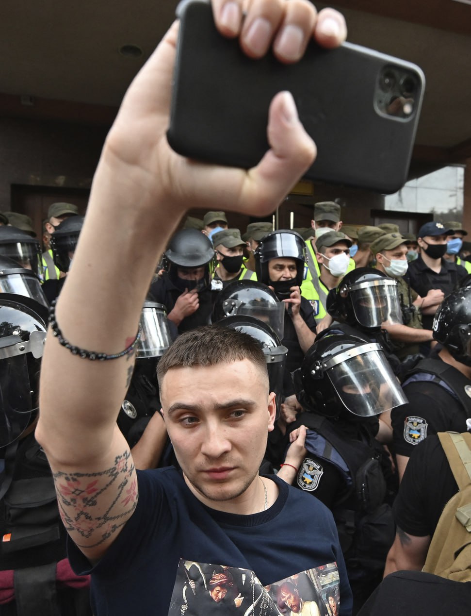 Одесский ТЦК объявил в розыск бывшего главу запрещенного одесского "Правого сектора" Сергея Стерненко за неявку по повестке, сообщают украинские СМИ.   Журналисты пишут, что после начала полномасштабных боевых действий Стерненко оформил себе инвалидность по зрению и стал везде появляться в очках.   Насколько же все плохо, если вспомнили не только про детей и женщин, но даже про украинских патриотов.   " "