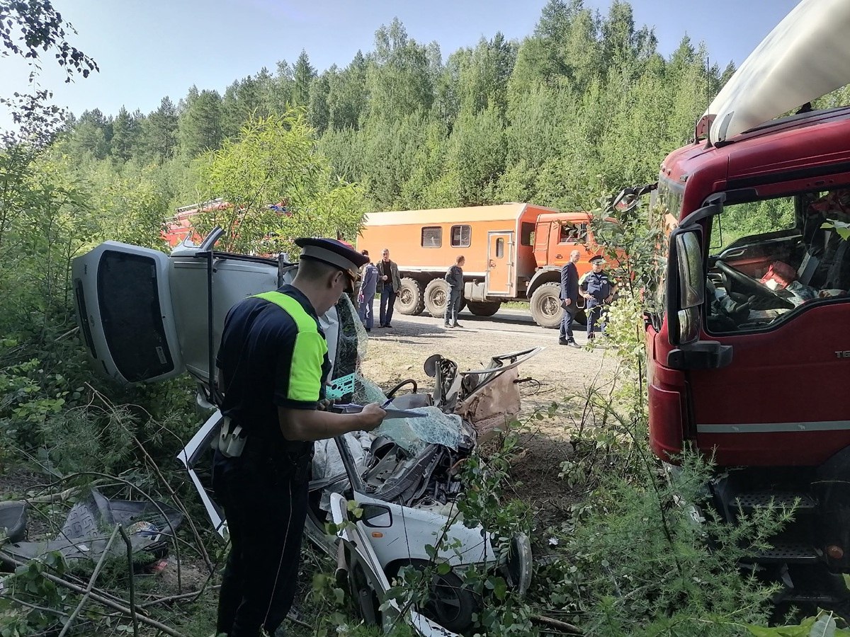 В свердловской ГАИ сообщили подробности смертельного ДТП, в котором уснувший за рулём фуры водитель выехал на встречную полосу и врезался в «Ладу Калину». Трагедия произошла на 13 км трассы «Серов-Североуральск-Ивдель». Стало известно, что погибшая на месте ДТП пассажирка «Калины» была 30-летней женщиной, и в салоне с ней находилось трое детей Водитель «Лады», госпитализированный с места аварии, погиб в больнице от полученных травм через 4,5 часа. Оба погибших являлись жителями поселка Калья. Фото: ГАИ Свердловской области «Уральский меридиан»