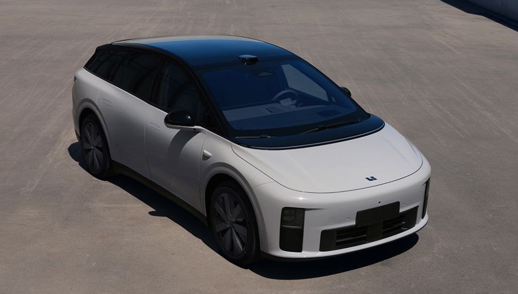 Li Auto раскрыл свой новый полностью электрический Li i6 Размеры авто — 4950/1935/1935 мм, колесная база — 3000 мм. Версия AWD оснащена двумя электромоторами мощностью 536 л. с. В версии RWD установлен двигатель 340 л. с. Ёмкость батареи LFP пока неизвестна, а запас хода на 500 км получится пополнить всего за 10 минут. Новый Li i6 станет третьей полностью электрической моделью компании. До прошлого года Lixiang продавал только гибриды с расширенным запасом хода EREV . Электрический минивэн Li Mega был запущен в марте 2024 года — и без особого успеха. После этого Li Auto приостановила выпуск электрических моделей и пересмотрела стратегию развития. Второй чисто электрической моделью стал кроссовер i8, который официально дебютирует в Китае в конце этого месяца. Прислать новость Чат Li Auto #evНовости